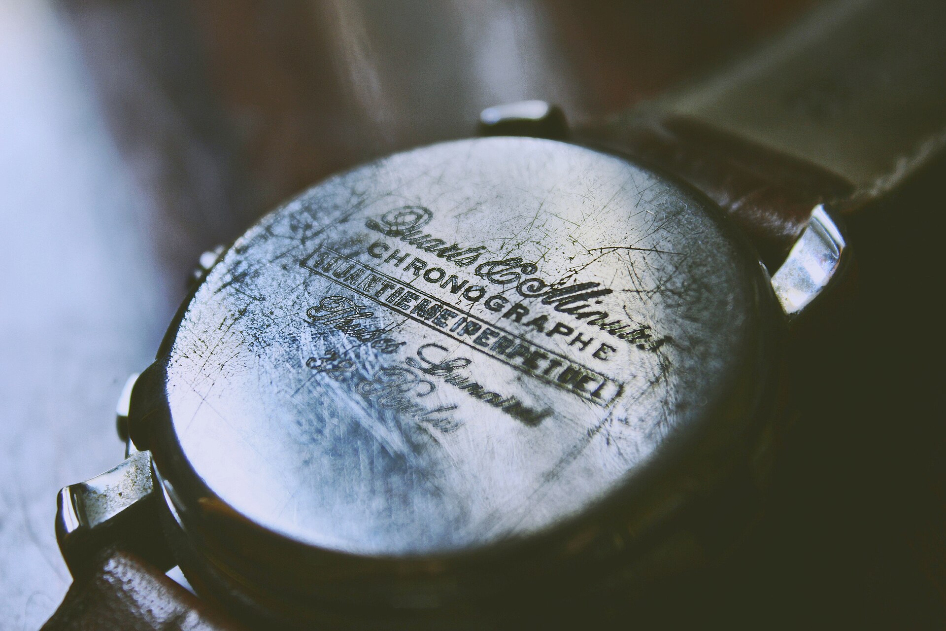 Jam tangan vintage dengan pelat logam bertulisan Eterna Chronographe